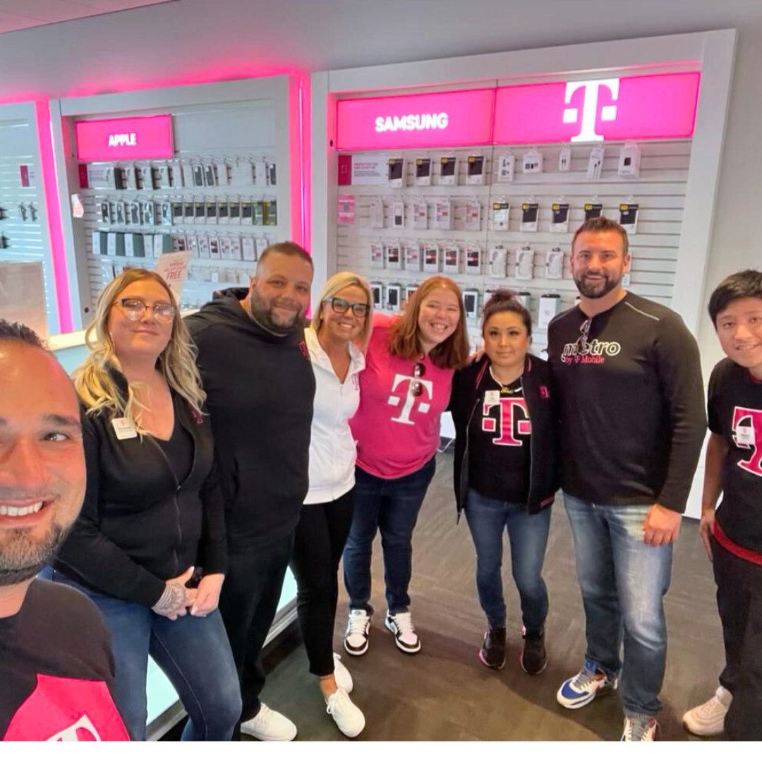 Teamwork: The secret sauce to our success! 🙌 Love seeing the collaboration across different departments as they head into Wisconsin for some more amazing store visits 🧀 #teamwork #dreamwork #wisconsin #tmobile #metro #hustle #TCCfamily