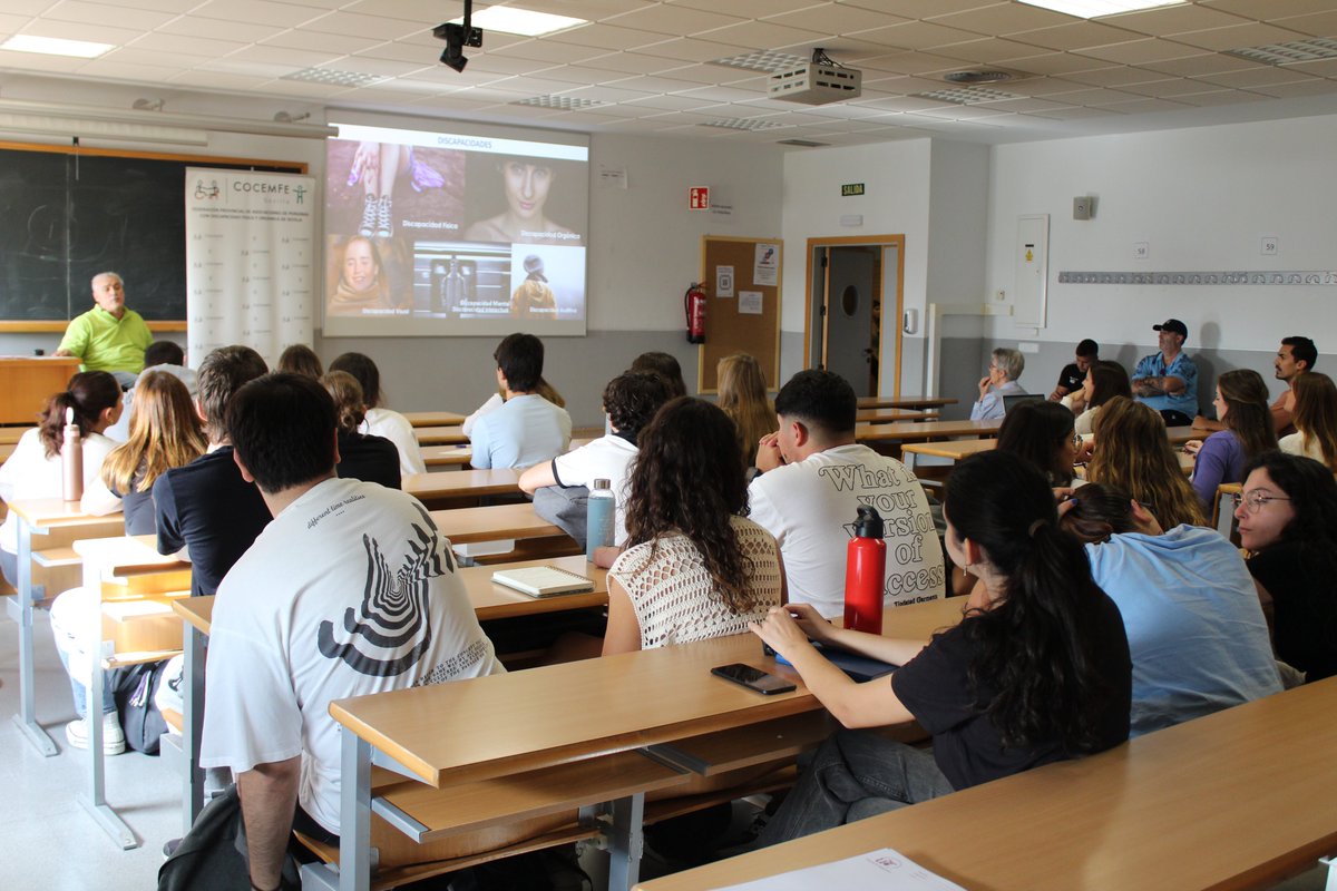 COCEMFESEVILLA's tweet photo. Hoy hemos estado en @FCom_US con alumnado de #PeriodismoSocial y Realización I. Fundamentos básicos de #ComunicaciónAudiovisual, con Jornadas de Información y Sensibilización sobre Discapacidad, en las que se han abordado diferentes conceptos y se han desarrollado  prácticas. https://t.co/vCzKNhLT6w