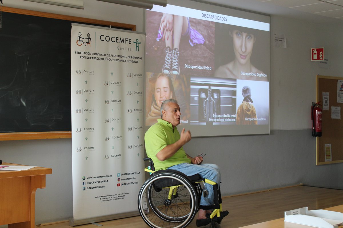 COCEMFESEVILLA's tweet photo. Hoy hemos estado en @FCom_US con alumnado de #PeriodismoSocial y Realización I. Fundamentos básicos de #ComunicaciónAudiovisual, con Jornadas de Información y Sensibilización sobre Discapacidad, en las que se han abordado diferentes conceptos y se han desarrollado  prácticas. https://t.co/vCzKNhLT6w