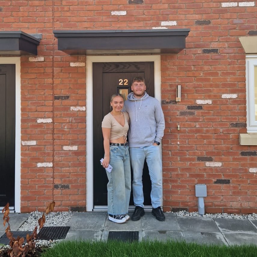 Onward_Living's tweet image. Happy #MoveInMonday to Molly-Mae and Joshua, who picked up their keys to their new home at Brook View in Wincham today. 🔑🏡

We’ve just released 2 more homes for #SharedOwnership at this popular development. Register your interest: onward-living.co.uk/development/br…