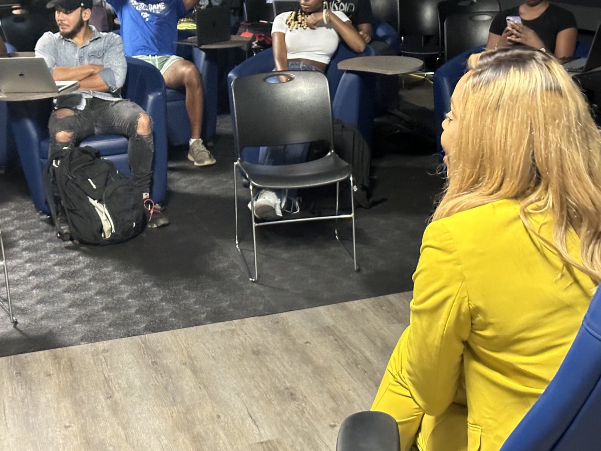 ⁦<a href="/uptownangela/">Uptown Angela</a>⁩ Executive VP ⁦<a href="/iHeartMedia/">iHeartMedia</a>⁩ Media shares gems with ⁦<a href="/XulaMassComm/">XULA Mass Comm Department</a>⁩ Announcing class. “You belong in the room” “Step out of your comfort zone.” ⁦<a href="/ShearonRoberts/">Shearon Roberts</a>⁩ ⁦<a href="/xulaherald/">The Xavier Herald</a>