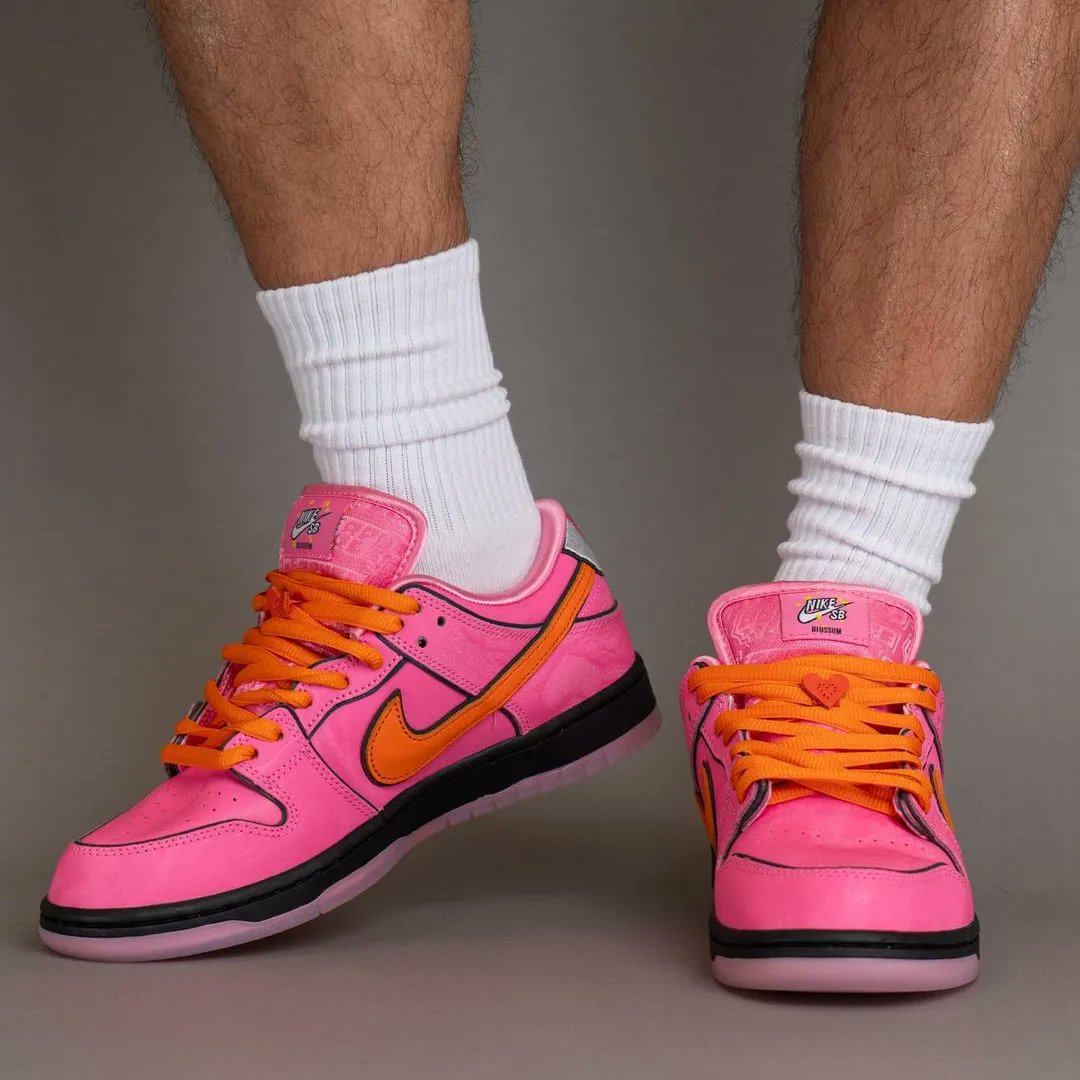 TheSiteSupply's tweet photo. On-foot with the The Powerpuff Girls x Nike SB Dunk Low “Blossom” 💐 https://t.co/TSo4foV3Xn 

📸 @yankeekicks https://t.co/pc47CxUBfg