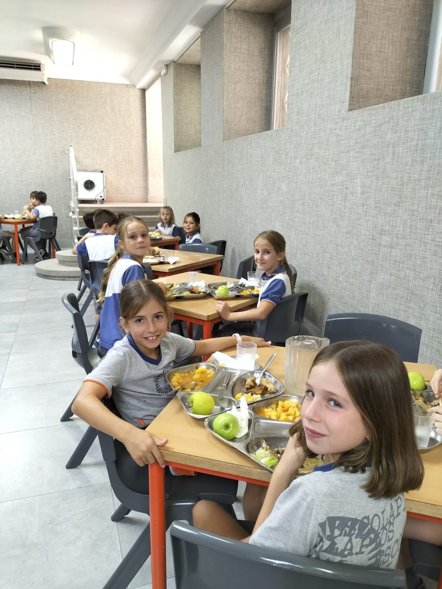 sjcalasanzvlc's tweet photo. Nuestro servicio de comedor está a pleno rendimiento, con Ausolán. Hoy os mostramos el comedor de Primaria. ¡Se lo pasan genial comiendo y jugando con sus compañeros! #sjcalasanzvlc #comedorescolar #Ausolan #colegiosValencia #milugar #elmeulloc https://t.co/l0fx6fQCNH