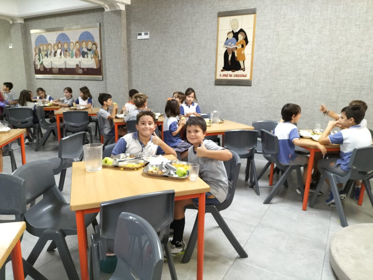 sjcalasanzvlc's tweet photo. Nuestro servicio de comedor está a pleno rendimiento, con Ausolán. Hoy os mostramos el comedor de Primaria. ¡Se lo pasan genial comiendo y jugando con sus compañeros! #sjcalasanzvlc #comedorescolar #Ausolan #colegiosValencia #milugar #elmeulloc https://t.co/l0fx6fQCNH