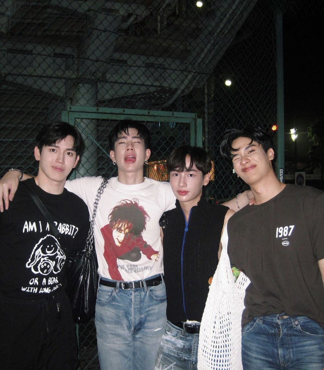 kridsana199x's tweet photo. ศูนย์รวมความน่ารักของจักรวาลเบลูก้า
❤️💛💚💙
#Baluca
#Tawan_V #Newwiee
#tumcial #GunAtthaphan https://t.co/v3We8EwWZL