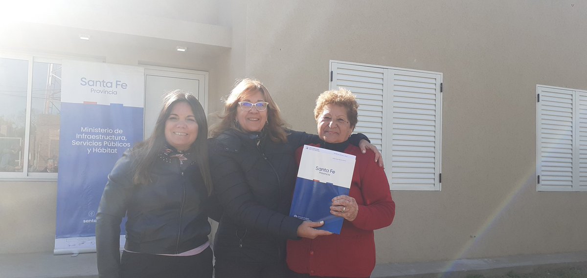 EstrellaScolari's tweet photo. Y una nueva entrega de escrituras para familias que adquieren seguridad y tranquilidad sobre la tenencia de su vivienda FONAVI. 

#SantaFeProvincia https://t.co/QcnR60vU9x
