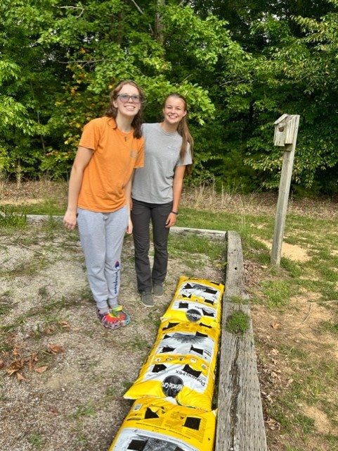 rollins_leia's tweet photo. We had our 1st BLAST (Breakthrough Learning in Agriculture Science and Technology) session at Oakwood Elementary!  We planted lettuce &amp; discussed the Two-Bite Club at our local Farmer's Market. Thanks to our awesome student volunteers for joining to help! https://t.co/TUaTy5Me6O