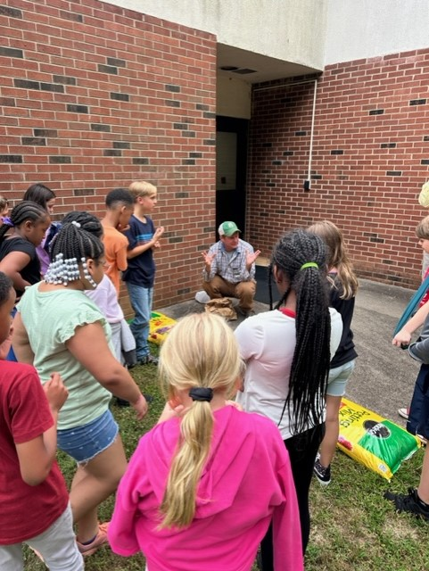 rollins_leia's tweet photo. We had our 1st BLAST (Breakthrough Learning in Agriculture Science and Technology) session at Oakwood Elementary!  We planted lettuce &amp; discussed the Two-Bite Club at our local Farmer's Market. Thanks to our awesome student volunteers for joining to help! https://t.co/TUaTy5Me6O