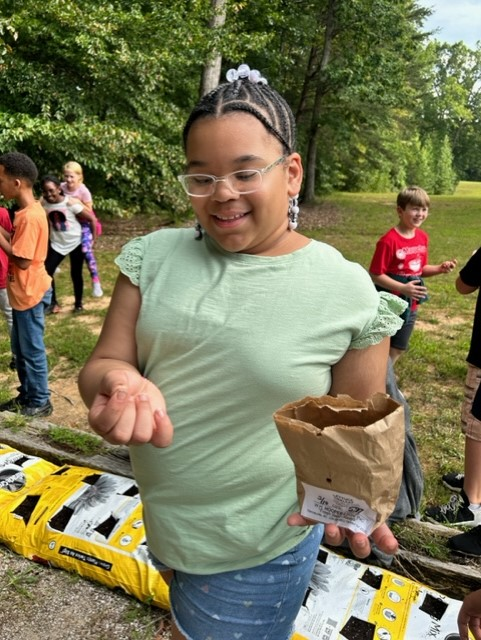 rollins_leia's tweet photo. We had our 1st BLAST (Breakthrough Learning in Agriculture Science and Technology) session at Oakwood Elementary!  We planted lettuce &amp; discussed the Two-Bite Club at our local Farmer's Market. Thanks to our awesome student volunteers for joining to help! https://t.co/TUaTy5Me6O