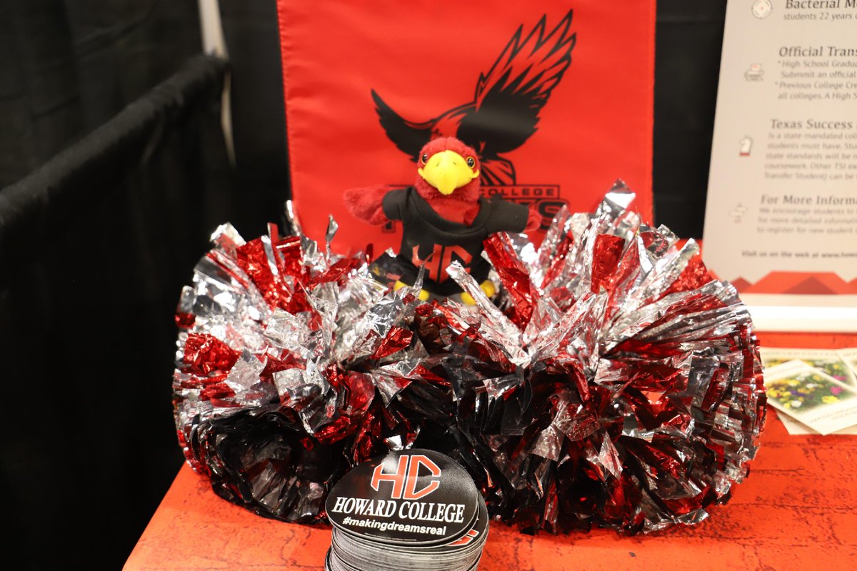 hchawks's tweet image. Big thanks to Softball and Cheer for coming and helping with our booth at the fair this past Friday ! 🥎 📣 😊
#HawkSoftball #HawkCheer