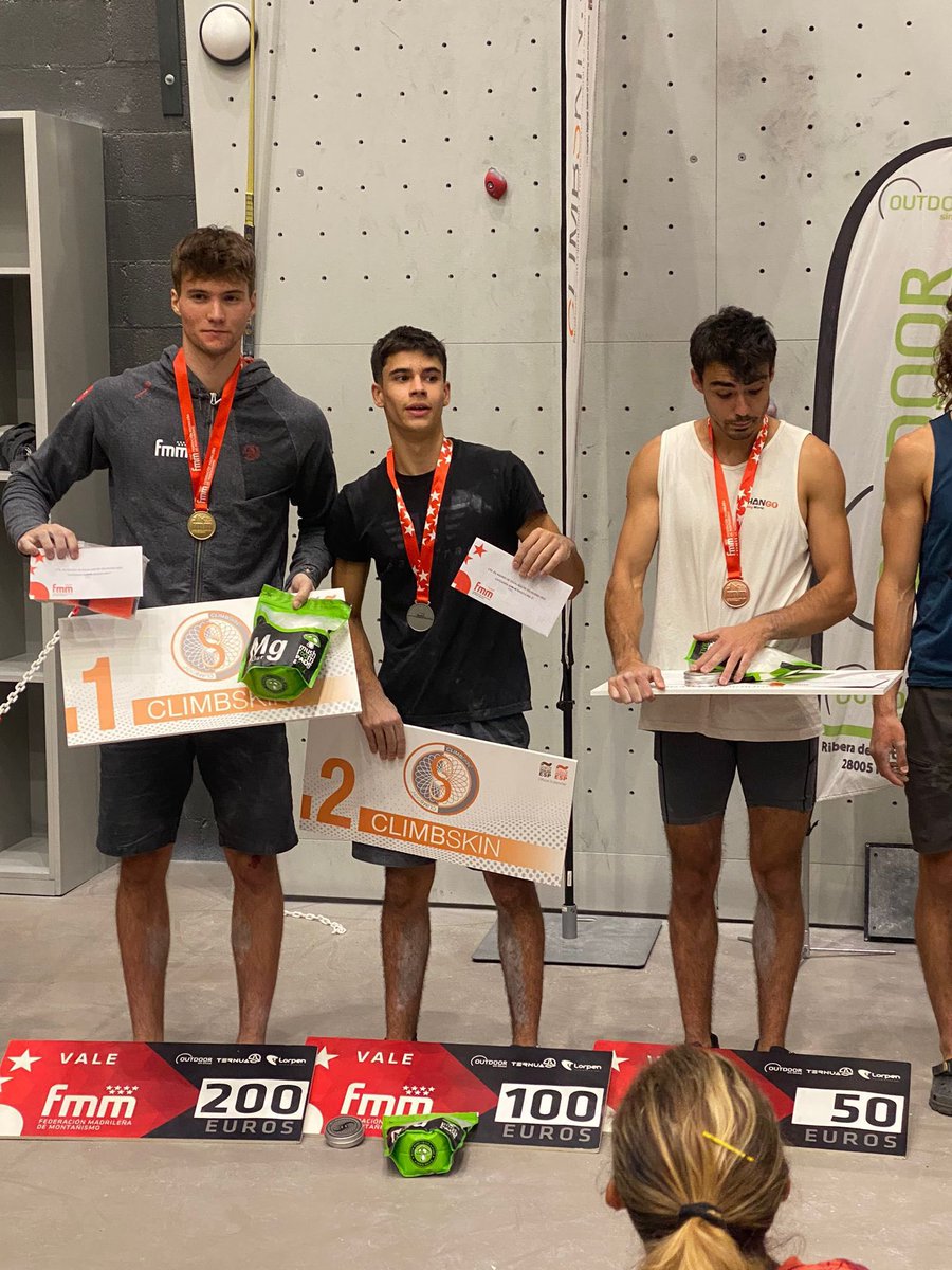 ValledelMiro's tweet photo. 🤓¿Quién dijo que no se puede estudiar y ser un deportista de alto nivel?

¡Enhorabuena Alejo Bernabé por tu oro en categoría absoluta en el Campeonato de Madrid en Escalada/Velocidad! 🏆 Suerte en la próxima cita en Alemania.

🧗‍♀️El auténtico #spiderman A-LU-CI-NAN-TE😱👏

#vdm https://t.co/XSxAIccSm5
