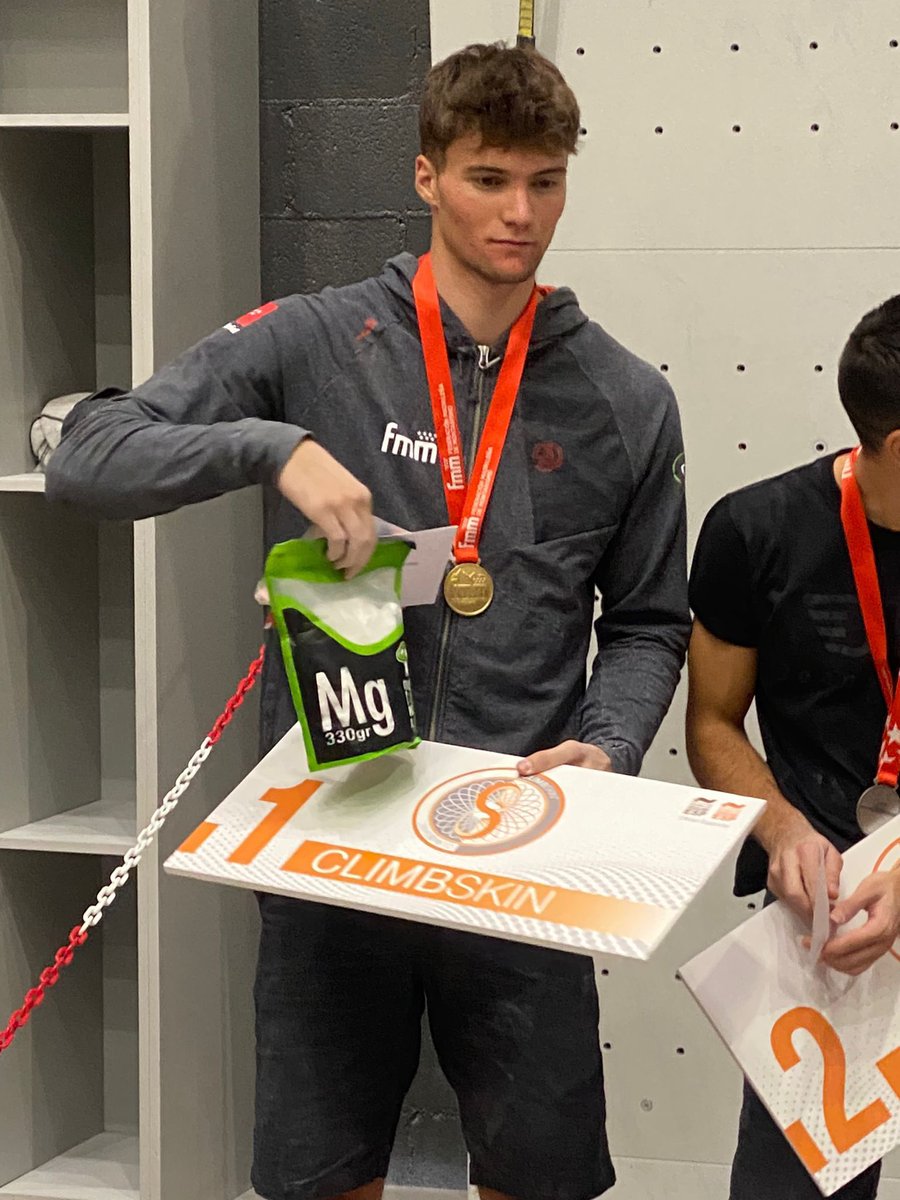 ValledelMiro's tweet photo. 🤓¿Quién dijo que no se puede estudiar y ser un deportista de alto nivel?

¡Enhorabuena Alejo Bernabé por tu oro en categoría absoluta en el Campeonato de Madrid en Escalada/Velocidad! 🏆 Suerte en la próxima cita en Alemania.

🧗‍♀️El auténtico #spiderman A-LU-CI-NAN-TE😱👏

#vdm https://t.co/XSxAIccSm5