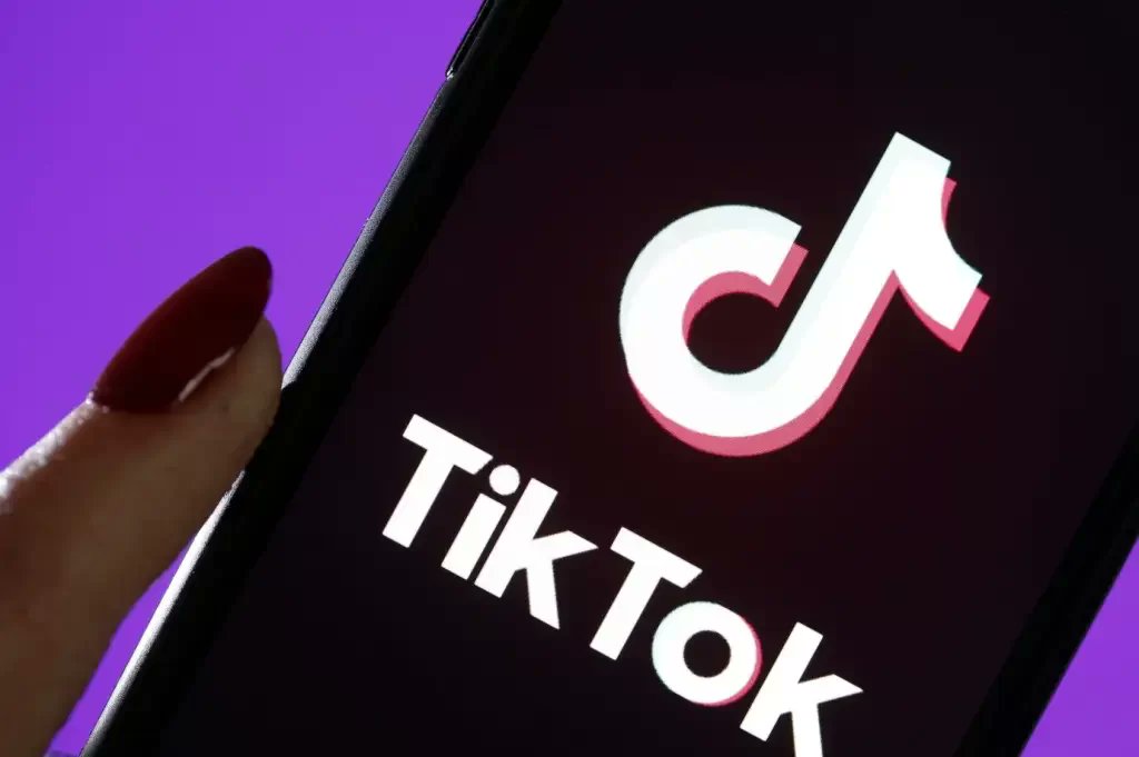 TikTok estableció una colaboración con Wikipedia con el fin de proporcionar datos a los usuarios dentro de su plataforma de videos, donde incorporó enlaces directos a la página web de la enciclopedia.