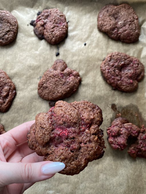 Bei Gott ist das eine Kombi. Schoko - Himbeeren Cookies. Uffff 😍😏🍿 https://t.co/QtIqtTcMAr