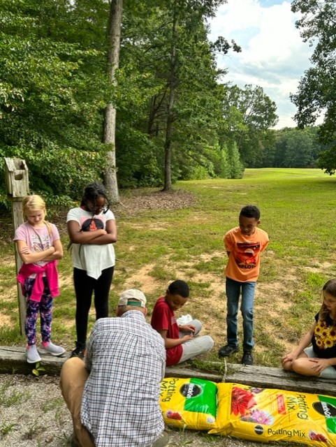 rollins_leia's tweet photo. We had our 1st BLAST (Breakthrough Learning in Agriculture Science and Technology) session at Oakwood Elementary!  We planted lettuce &amp; discussed the Two-Bite Club at our local Farmer's Market. Thanks to our awesome student volunteers for joining to help! https://t.co/TUaTy5Me6O
