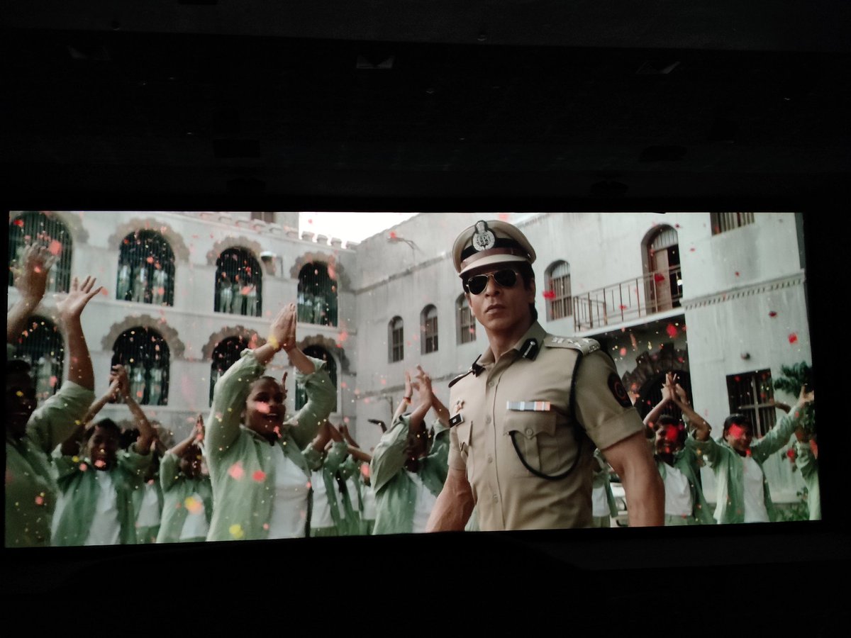 AUTOGadgetCP's tweet photo. @iamsrk Sir, Ye wala nasha khatam nahi ho raha.
baar baar mann ho raha he.
Maan bhar hi nahi raha! 😍

@iamsrk
#Jawan #JawanCreatesHistory #JawanTsunami #JawanDay https://t.co/DiVmH5NFX3