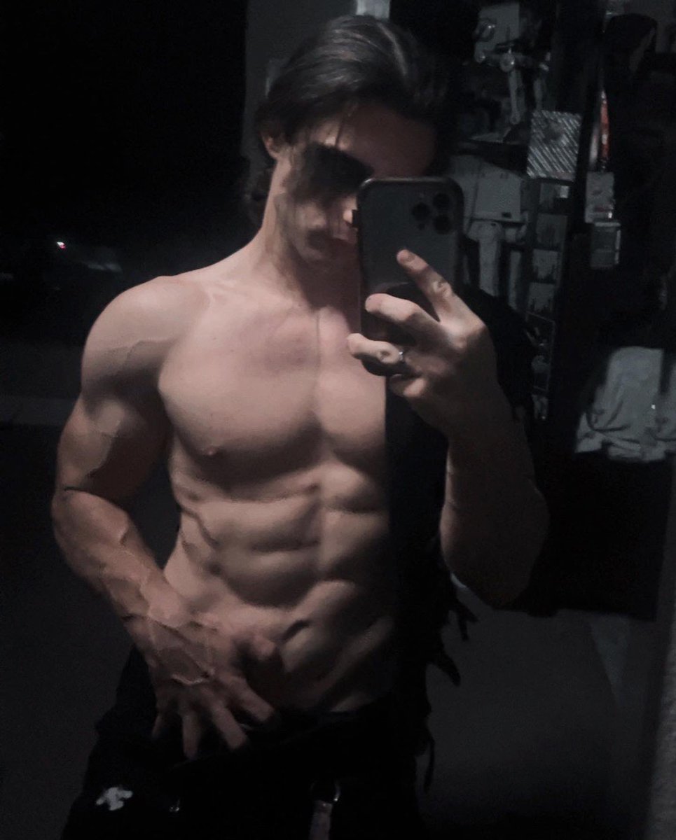 ShirtlesShinobi's tweet photo. “I wear a mask”~batman (I am him) https://t.co/nOBmKYKyDk