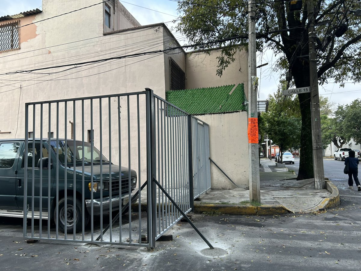 nikona84's tweet photo. @Alcaldia_Coy Se colocó una reja en calle 8 y calle 15 en la colonia Espartaco. 
La puerta peatonal está cerrada con llave, mi hijo va a su escuela en calle 15 y los niños tienen que entrar a pie sobre el arroyo vehicular, porque no se puede entrar caminando sobre la banqueta. https://t.co/hJehDuTktw