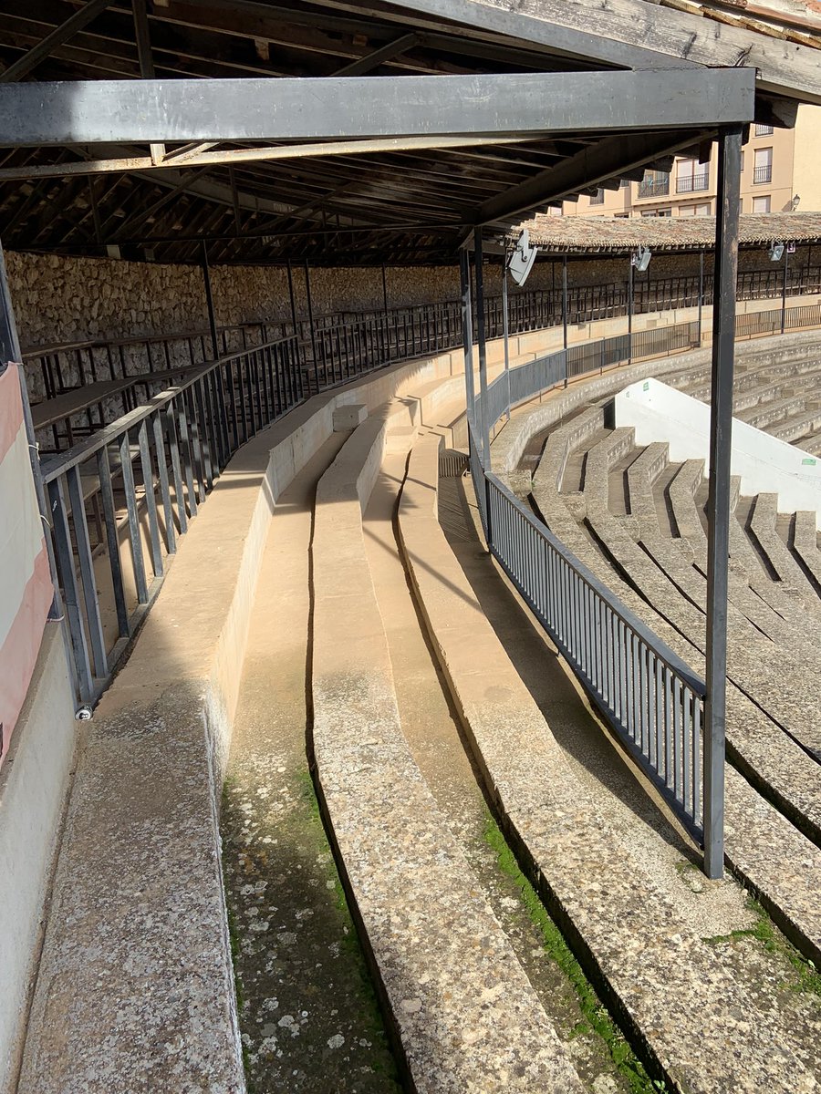 Hoy, en #curiosidadesdeconstrucción, queremos llamar tu atención sobre la durabilidad del hormigón. Y qué mejor forma que mostrarte cómo le afecta la intemperie.

Fíjate en el estado del hormigón que está bajo el tejadillo de 2-3 m de altura y el que está al aire. Es el mismo.