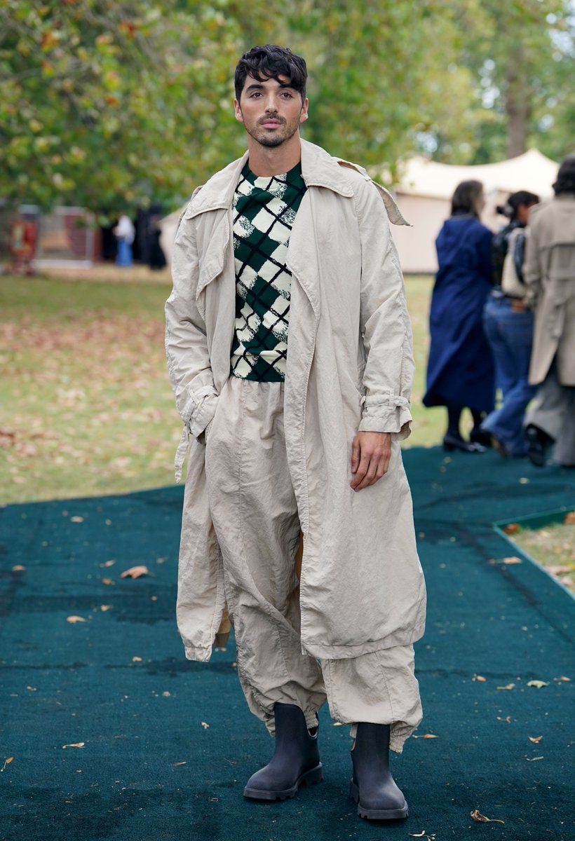 About to propose to <a href="/TheRealTZP/">TAYLOR ZAKHAR PEREZ</a> at the Burberry show all over again 💍