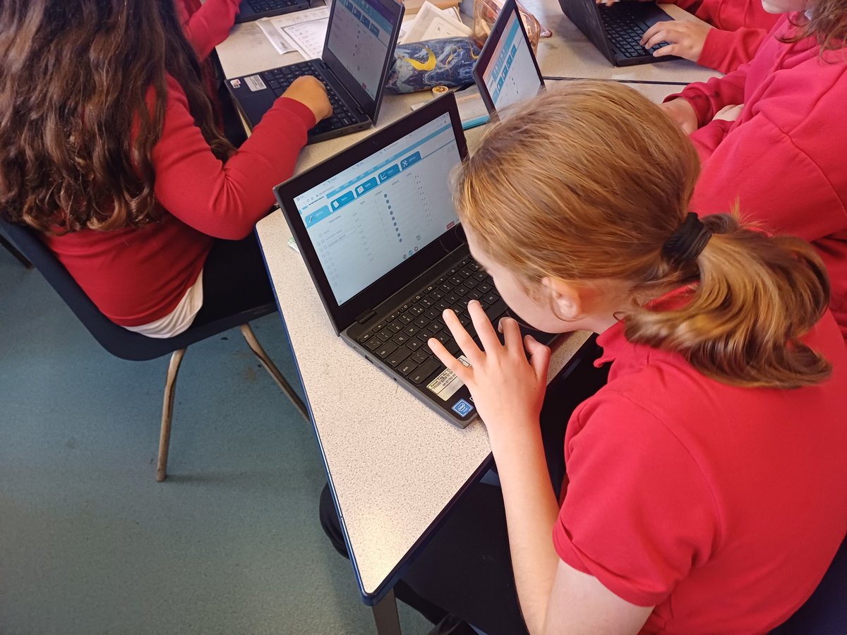 CraigfelenP's tweet photo. Busy afternoon in #cfp56 learning about databases and creating a Galapagos animal database. It certainly would of helped Mr Darwin. #cfpdcf https://t.co/DXar5rolxg
