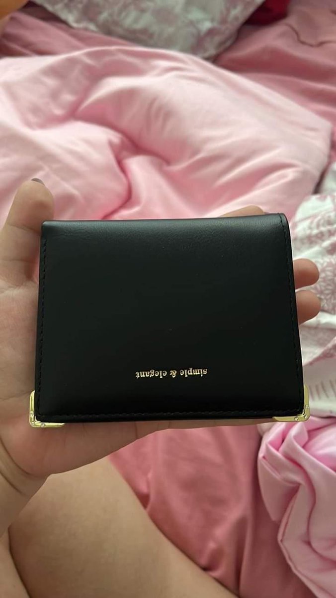 bubleechoO's tweet photo. PLS HELP RT LOST WALLET🙏
my friend went to post malone con today and lost her wallet around moa arena :( photos below yung itsura ng wallet and last place she stayed sa area. anyone who might found it pls dm me! #PostMaloneinManila #PostMalone https://t.co/8zJTR6rbcF