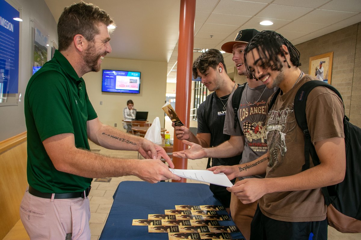 GarrettCollege's tweet photo. 📜 Join us in celebrating Constitution Day 2023 on campus today! Swing by the Laker Café from 12-1 PM to pick up a pocket constitution and get information on voter registration. 🇺🇸

#ConstitutionDay2023 #CampusLife #ExploreGarrett https://t.co/ngCt7u1x4b