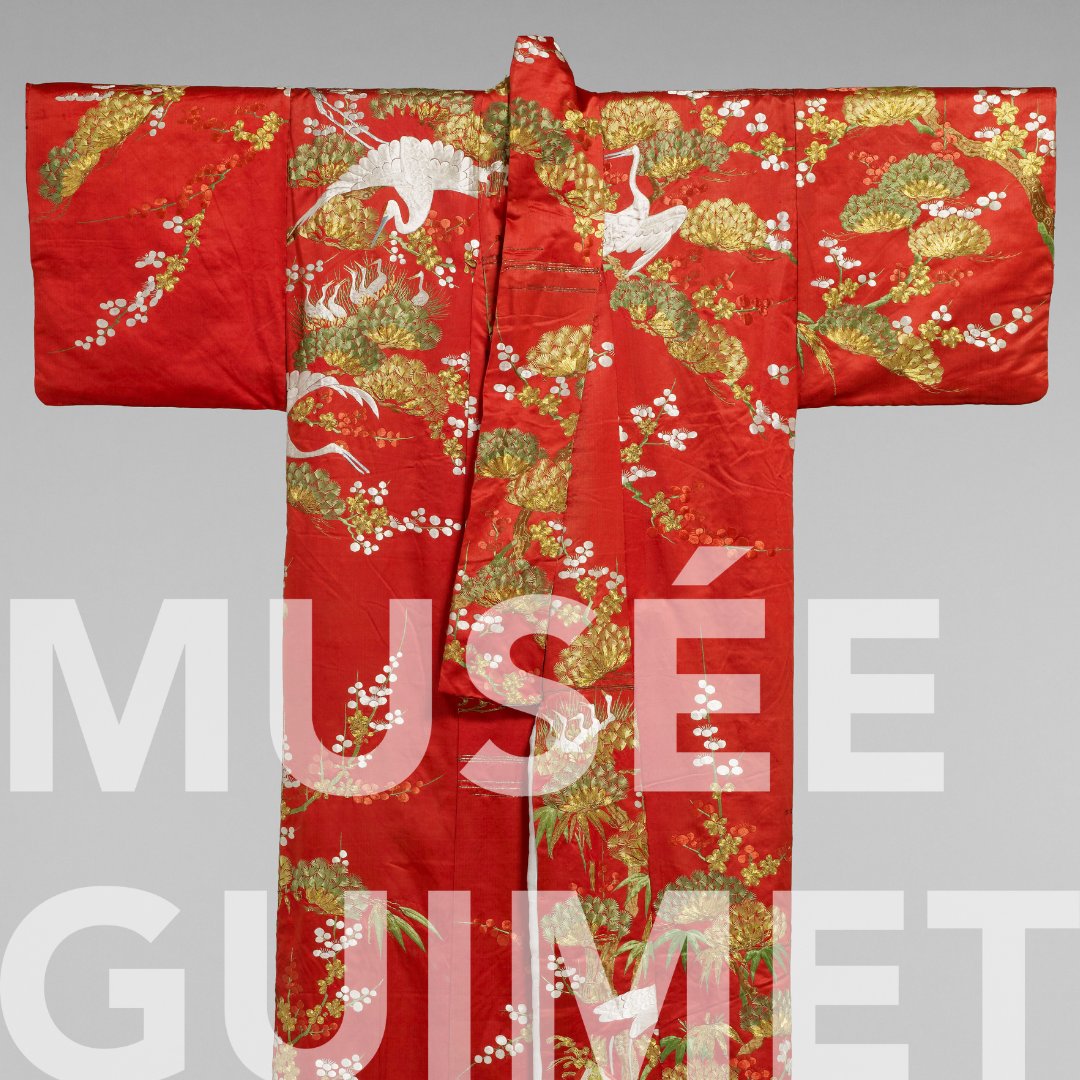 🔴 | JAPON
Marquée par un essor économique considérable, l'époque Edo (1603-1868) est l'âge d'or du "kosode". 
Les oiseaux qui sont brodés sur ce "kosode" en soie ne le sont pas par hasard 🔍👀
Au Japon, la grue est un symbole de paix, de chance et de longévité très apprécié ✨