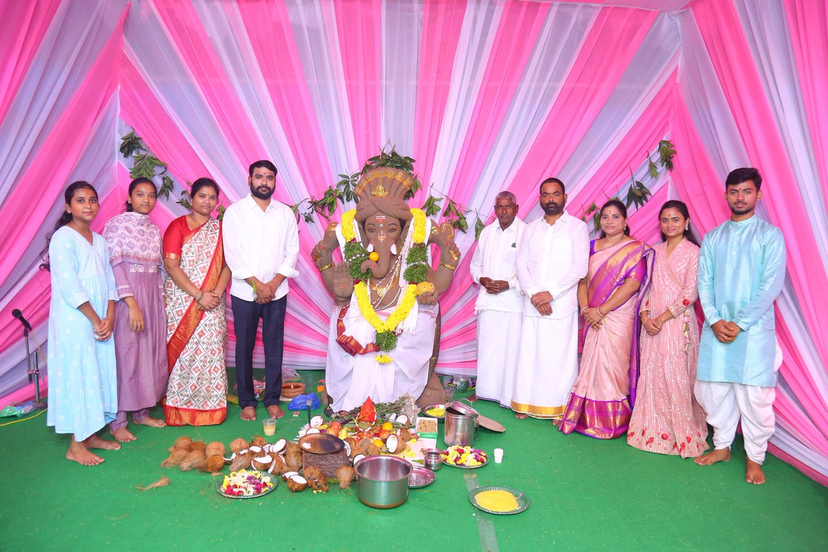 వినాయక చవితి సందర్భంగా శంభీపూర్ కార్యాలయంలో ఏర్పాటు చేసిన మట్టి గణపతికి కుటుంబ సభ్యులతో కలిసి పూజలు నిర్వహించడం జరిగింది. ఆ విఘ్నాదిపతి మీకు క్షేమ, స్థైర్య ఆయురారోగ్యాలు సిద్ధించాలని, సుఖసంతోషాలు చేకూర్చాలని మనస్ఫూర్తిగా కోరుకుంటున్నా.