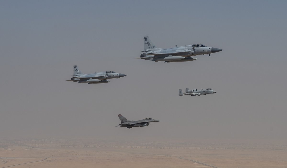USAFCENT's tweet image. .@usairforce F-16s, A-10s and coalition aircraft fly in a formation during Exercise Bright Star 2023 in Cairo, Egypt. 

Bright Star 2023 is a multilateral @CENTCOM exercise held with the Arab Republic of Egypt.
#PartnerForStrength
@EgyArmySpox @USEmbassyCairo