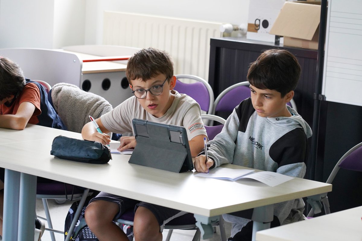 acpoitiers's tweet photo. Pour accompagner la découverte des métiers au collège, l'@acpoitiers propose aux équipes un kit pour organiser des actions avec leurs élèves et le monde socio-économique
👉au collège Fontanes #Niort, préparation d'une immersion en entreprise avec les 4e et @BndicteRobert https://t.co/RdkRlzKoaw