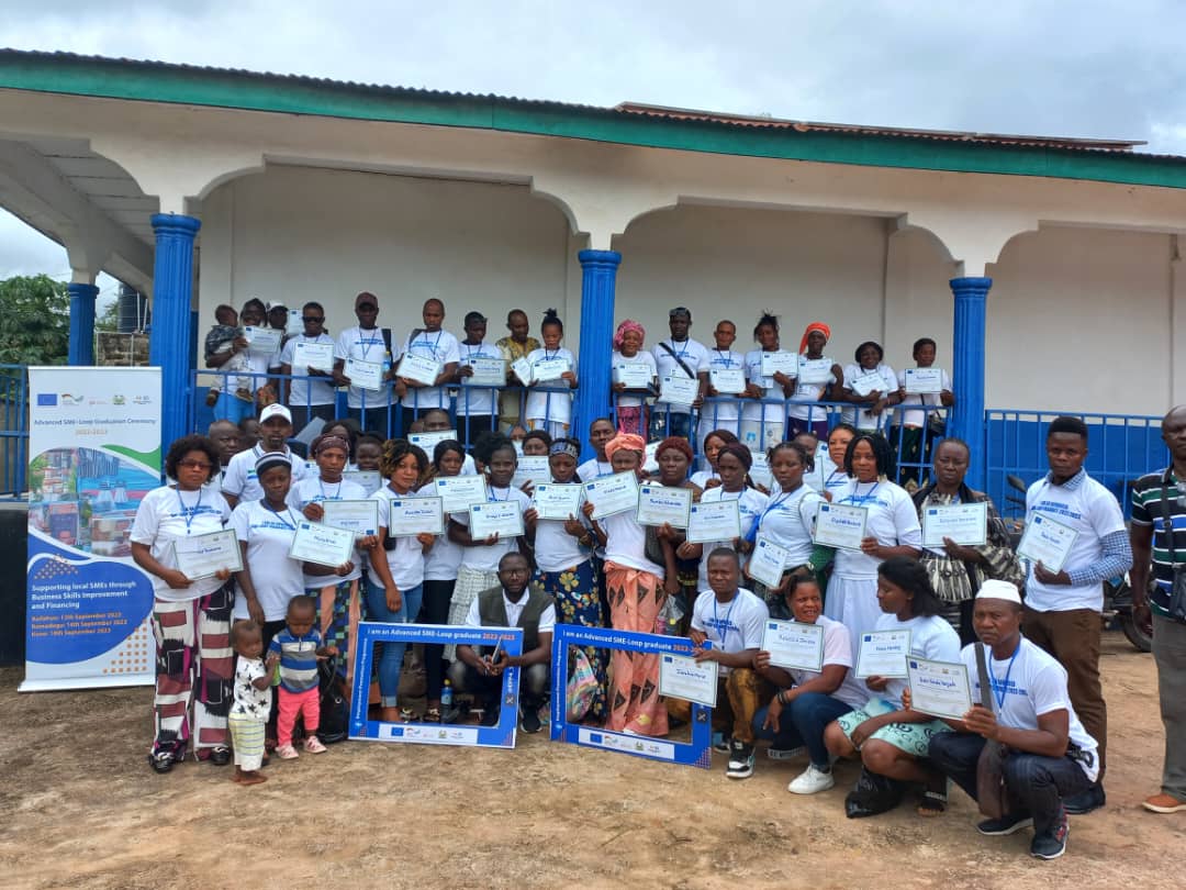 EPP4_SL's tweet photo. 175 youths have graduated from the Advanced SME-Loop training program! Congratulations to the 50 graduates in Kono today, joining the 125 from Kailahun, Koinadugu, and Falaba last week. Thanks to @GIZ and Business Service Company Ltd, and funding from @EUinSierraLeone @BMZ_Bund https://t.co/NOB8XQkqRx