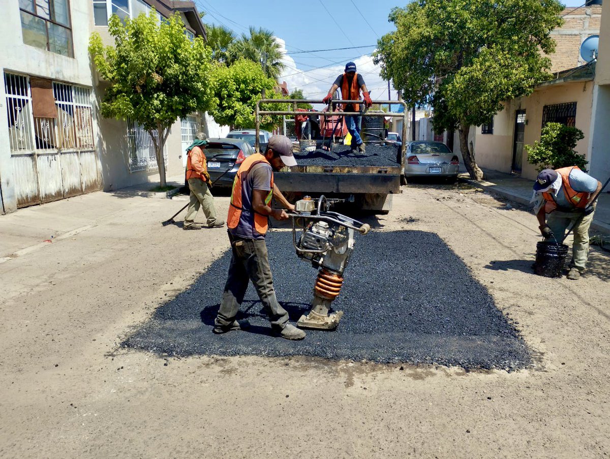 ObrasPublicasDG's tweet photo. 🚧 🤩 Iniciamos la semana con avances chulos y positivos para nuestra ciudad.

✅Trabajo de bacheo
✅Trabajo de rastreo y rehabilitación de caminos rurales
✅Construcción de pozo de absorción 
✅Infraestructura para una mejor y segura movilidad

#ElFuturoEsContigo 🐺 https://t.co/t0qaeakw3j