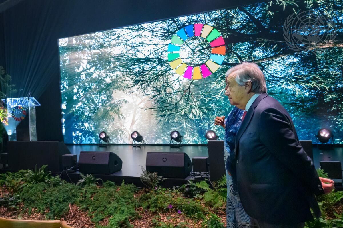 Journal_UN_ONU's tweet photo. Here's a look at the #SDGSummit2023 - inside the #SDG Pavilion, a convening space and art installation on the @UN North Lawn supported by #ProjectEveryone!
#UNGA #UNGA78 #GlobalGoals #SDGHalftimeCampaign https://t.co/2j5qghjHgO