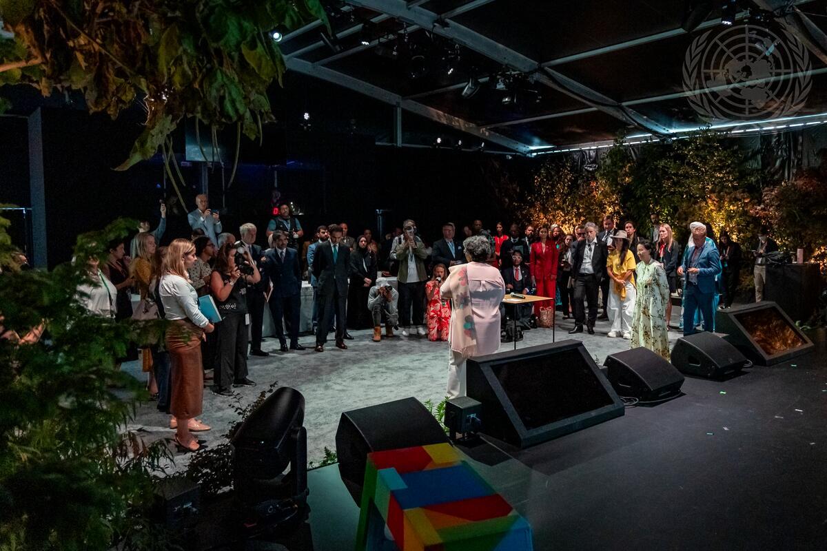 Journal_UN_ONU's tweet photo. Here's a look at the #SDGSummit2023 - inside the #SDG Pavilion, a convening space and art installation on the @UN North Lawn supported by #ProjectEveryone!
#UNGA #UNGA78 #GlobalGoals #SDGHalftimeCampaign https://t.co/2j5qghjHgO