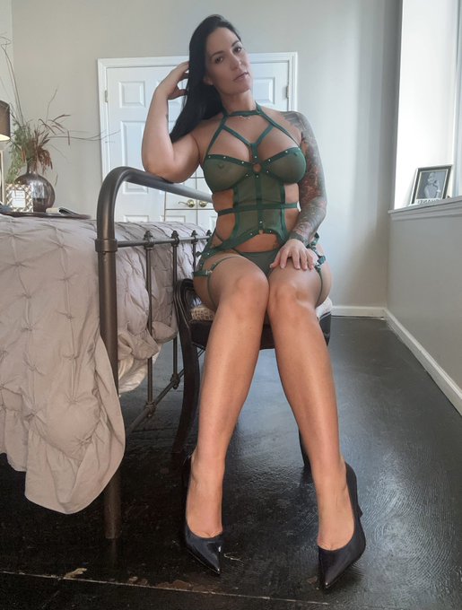 Are you coming to my LIVE tonight at 8pm EST&hellip; click my links &hellip; there&rsquo;s a surprise in them https://t.