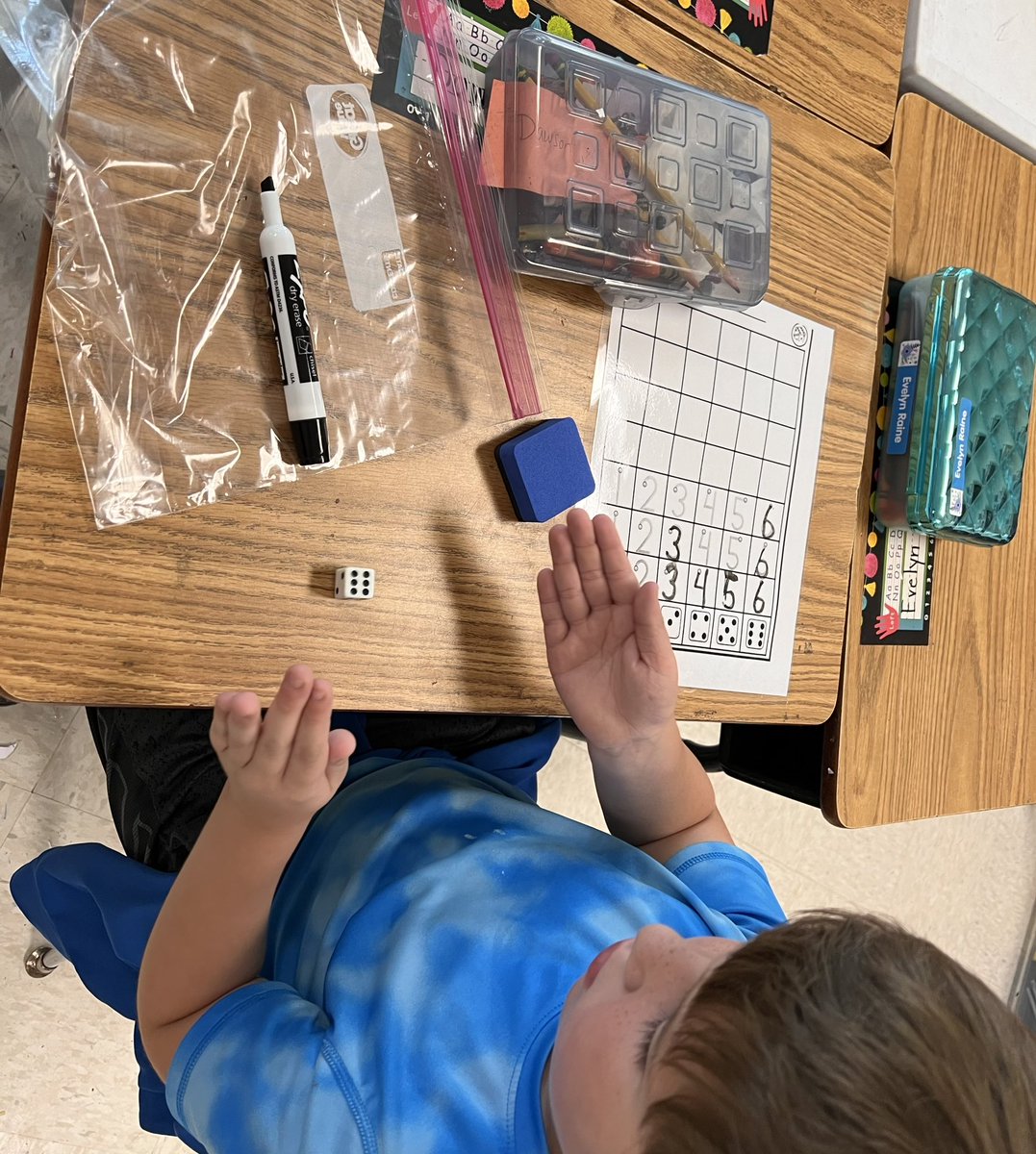 Roll, trace and write the numbers! 🎲✍🏻1️⃣ <a href="/Poca_ES/">Tom Sulzer</a> #PocaPreK5