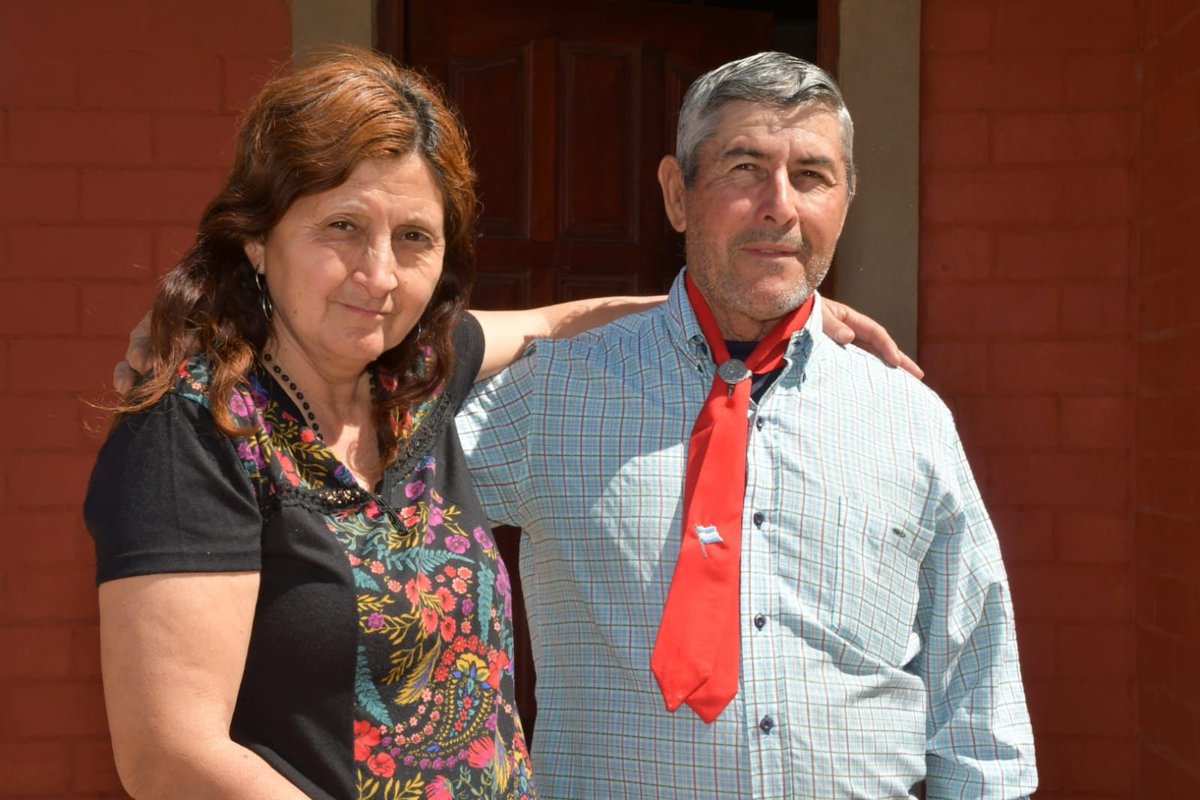 GobiernoSDE's tweet photo. Continúa el #Desarrollo para familias de #SoldeJulio 👨👩👧👏🏼
🏠El gobernardor entregó #ViviendasSociales a familias de Sol de Julio. La ceremonia fue en el domicilio de Santos Herrera, donde se hizo la entrega de llaves 🔑 https://t.co/QJbHNXRI7S