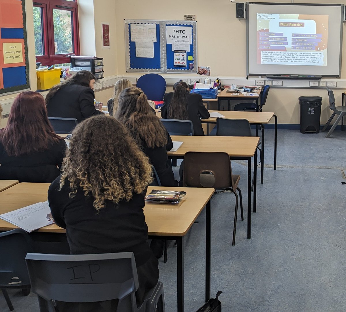 Trying out the Chain Reaction activity from The Language Gym with Y11 today to recap the weather structures. Great to hear you hablando español, Y11 🇪🇸 <a href="/gianfrancocont9/">Dr Gianfranco Conti</a> <a href="/MFLBassaleg/">MFLBassaleg</a> <a href="/mrssinghmfl20/">Mrs Singh MFL</a> <a href="/FScott_Teach/">MrsFScott-Jones</a> @MrLWheeler @BassalegSchool1