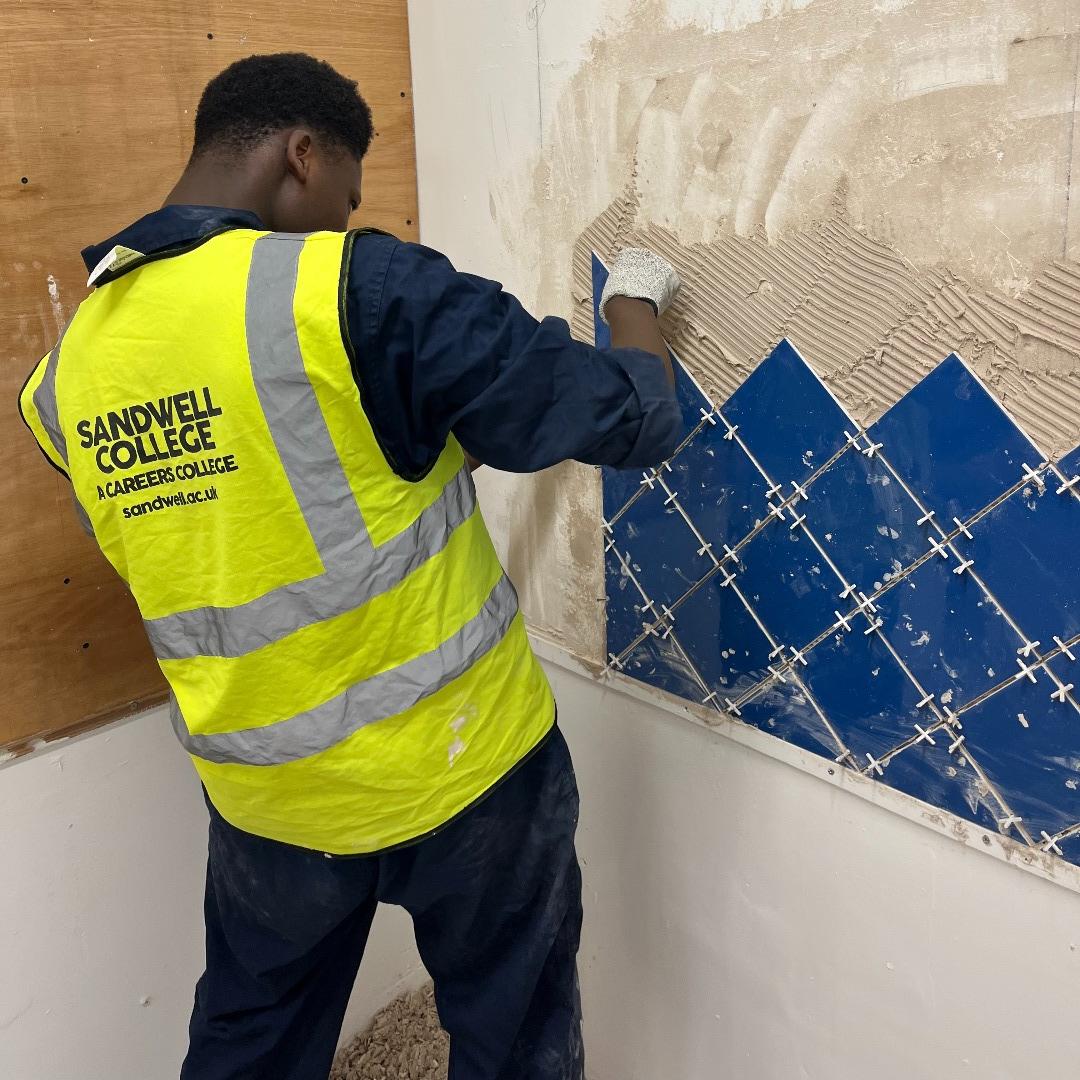 sandwellcollege's tweet image. So proud of our level two tiling students! They&apos;re making great progress learning wall and floor tiling techniques 🙌🧰🦺

 #TilingWork #Tiling  #ConstructionLife #ConstructionIndustry