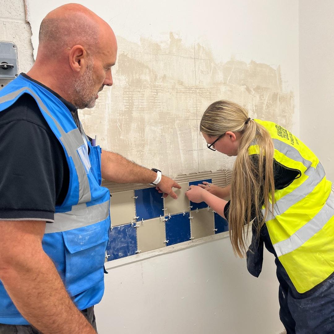 sandwellcollege's tweet image. So proud of our level two tiling students! They&apos;re making great progress learning wall and floor tiling techniques 🙌🧰🦺

 #TilingWork #Tiling  #ConstructionLife #ConstructionIndustry