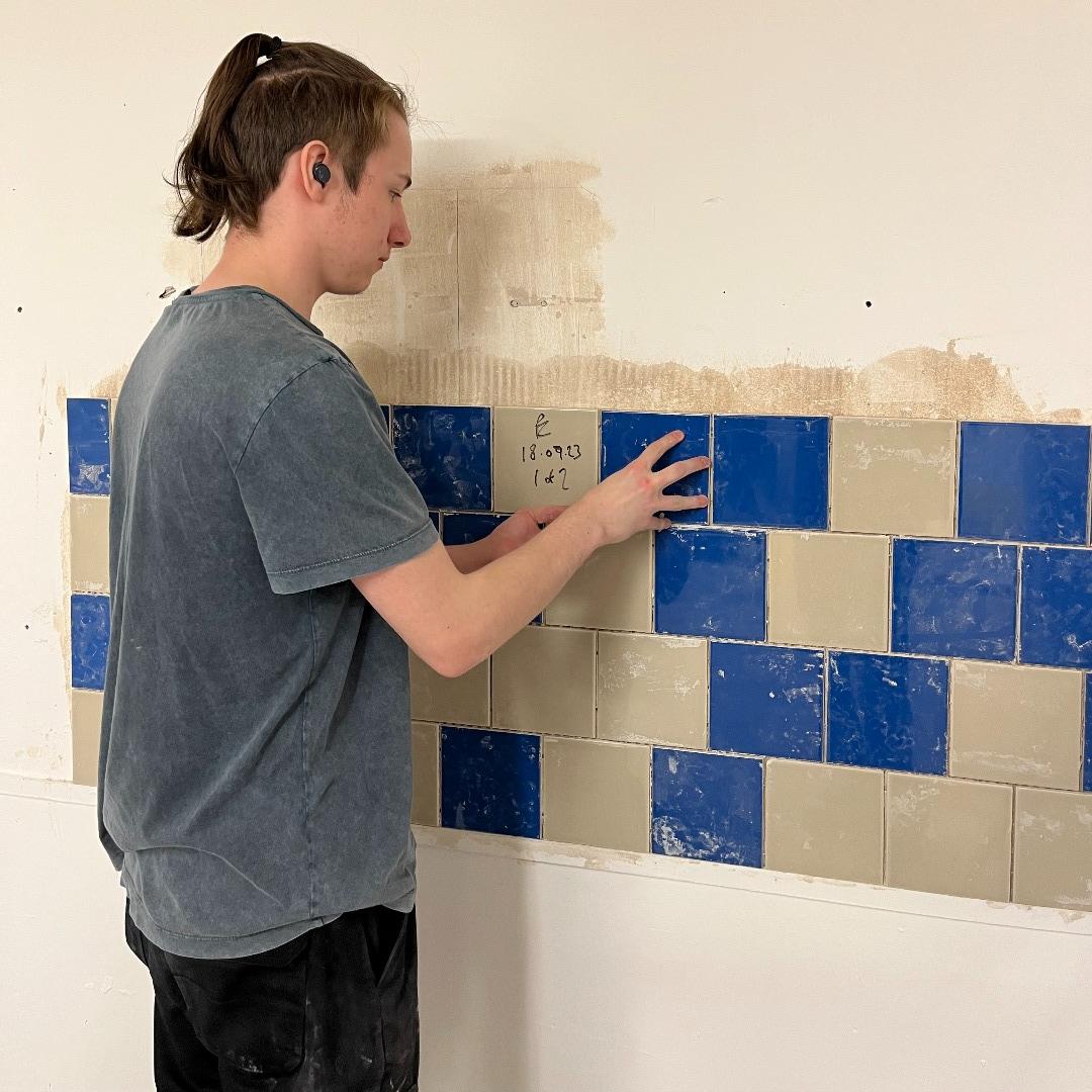 sandwellcollege's tweet image. So proud of our level two tiling students! They&apos;re making great progress learning wall and floor tiling techniques 🙌🧰🦺

 #TilingWork #Tiling  #ConstructionLife #ConstructionIndustry