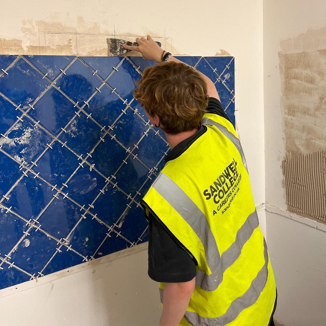 sandwellcollege's tweet image. So proud of our level two tiling students! They&apos;re making great progress learning wall and floor tiling techniques 🙌🧰🦺

 #TilingWork #Tiling  #ConstructionLife #ConstructionIndustry