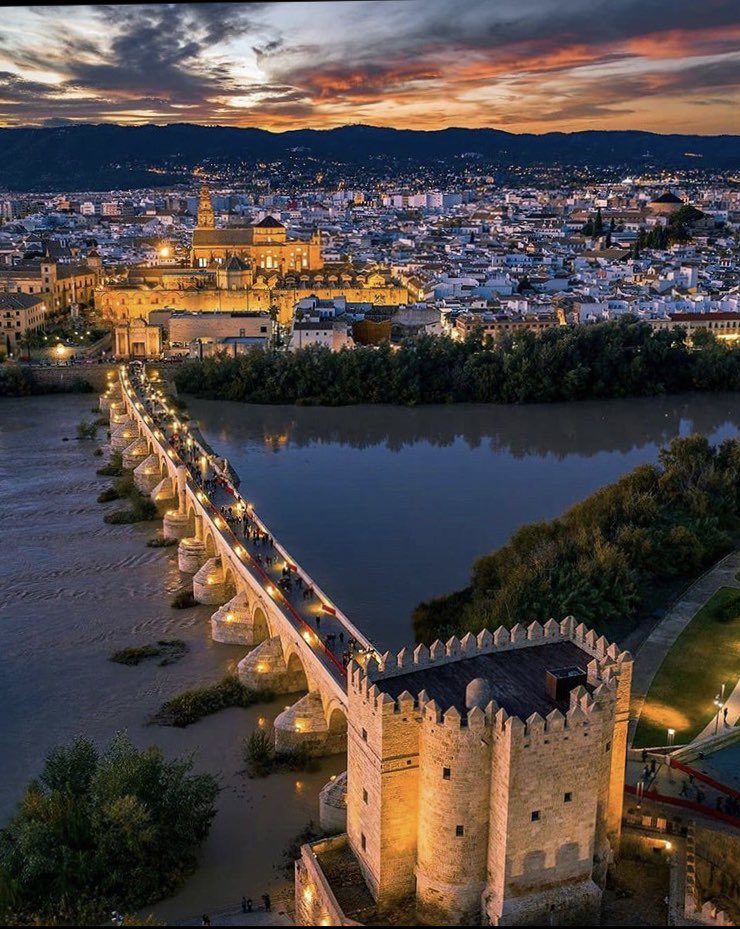 La catedral de Burgos y la Mezquita-Catedral de Córdoba ya se encuentran calentando…
A las 20:30 empieza el duelo.

spotify.link/tvLQzvuocDb