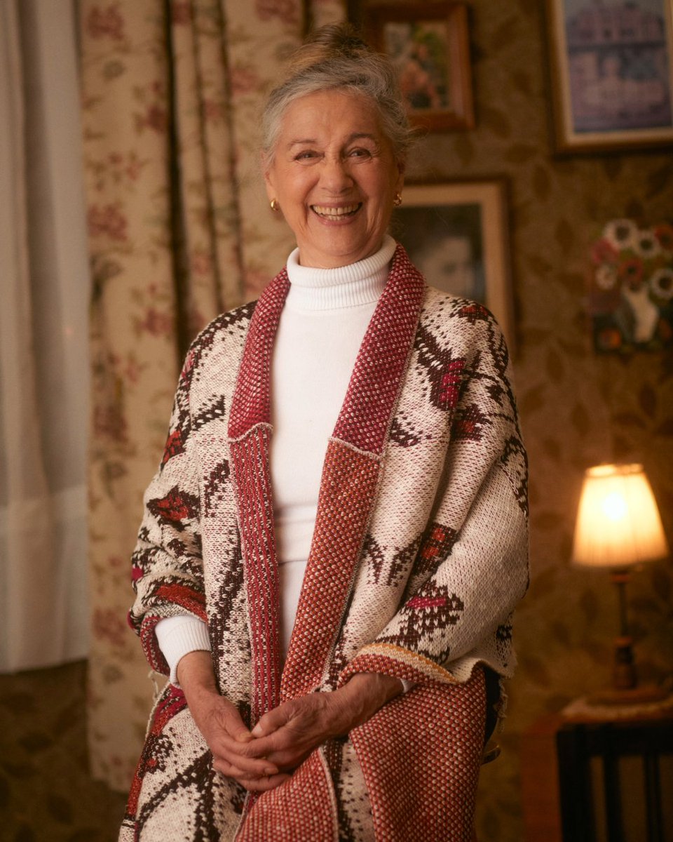 Con tristeza lamentamos el fallecimiento de la actriz Grimanesa Jiménez. Intérprete y creadora generosa en las artes escénicas y audiovisuales, su talento inspiró y acompañó a diversas generaciones. Un abrazo a su familia y quienes compartieron con ella durante su trayectoria.