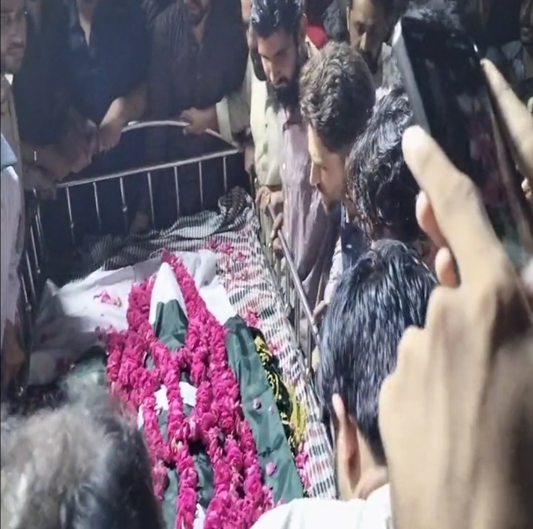 Chohan_Amjad265's tweet photo. عمار کو پاکستانی پرچم کا کفن پہنایا گیا ۔۔ویلڈن عباد بھائی ، آپ کی پاکستان سے محب�� پہ شک کرنے والوں کے منہ بند کردئیے آپ نے https://t.co/d6wF7T18Mn