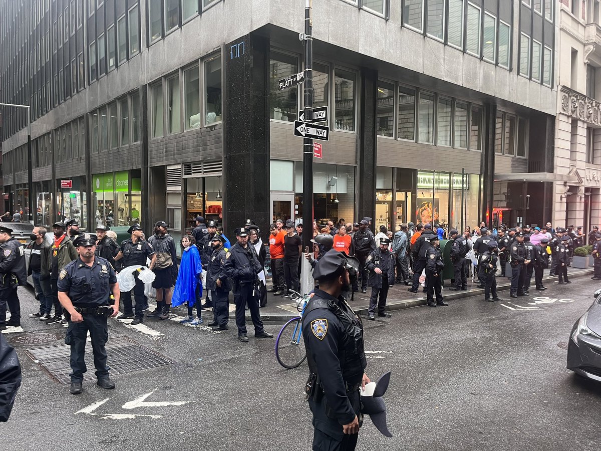 When the protest is so big with so many arrests they can’t process people. Loooooong wait for more transport.
#EndFossilFuels #ClimateShutdown