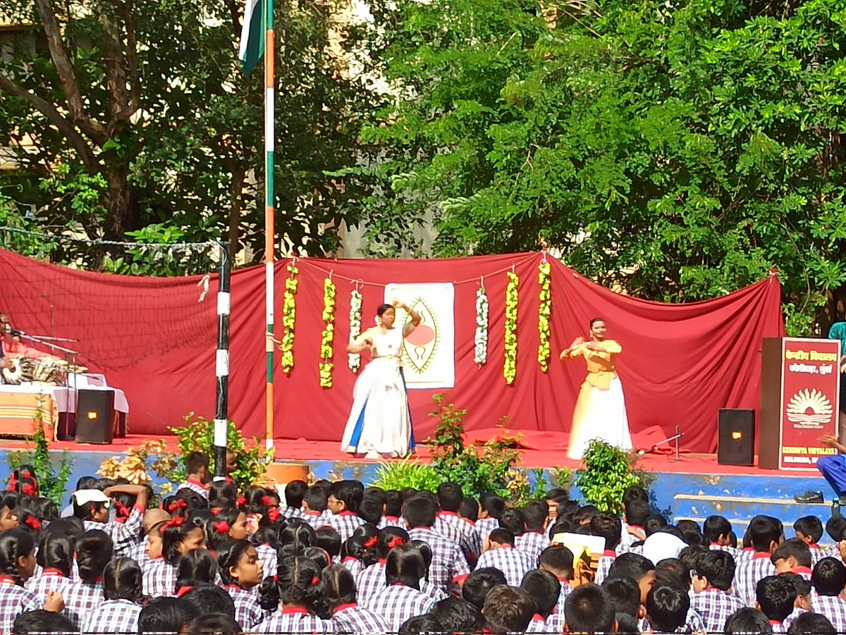 koliwadakvk's tweet photo. Spic Macay Program was organised in Vidyalaya  by honorable dance performers and classical music  instrument players to depict Indian classical dance and culture.The Kathak dance presented by Rajshri Shirke and Vaishavi Chavan was really magical  &amp; marvelous..@KVS_HQ 
@KvsMumbai https://t.co/fefz0c2Nd5