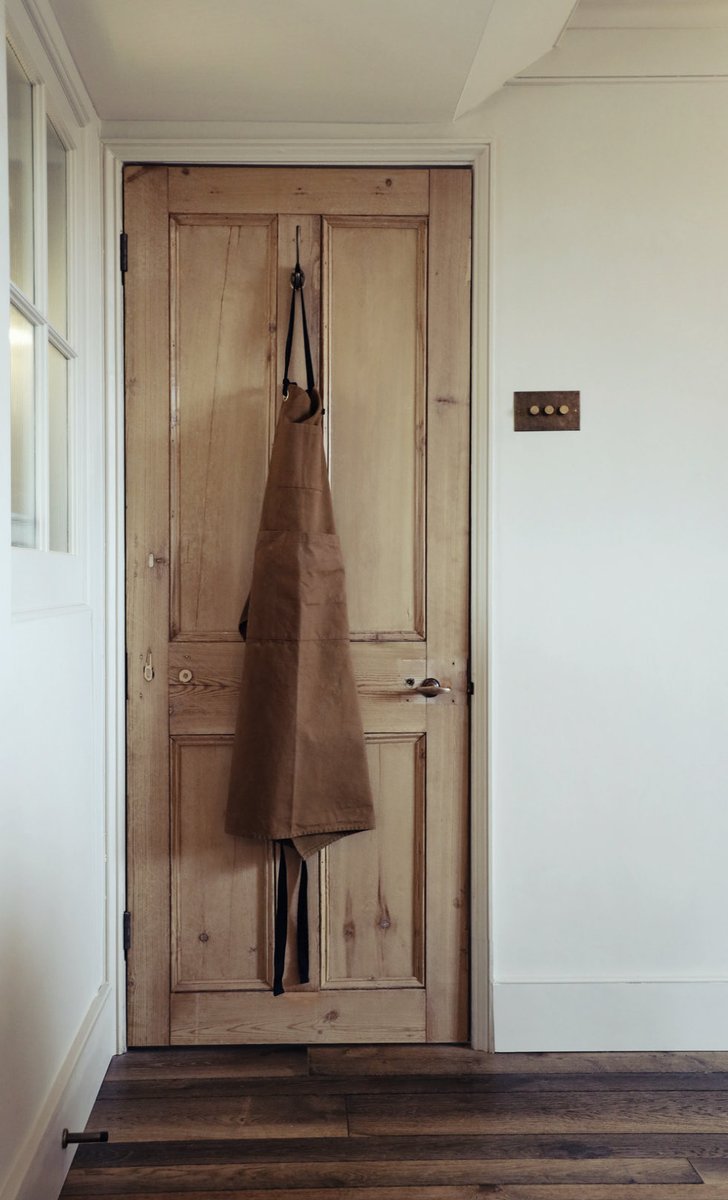 NaftelAssociate's tweet photo. Squeaky door hinges driving you crazy? Don’t worry, we’ve got a simple solution! Grab some cooking oil, silicone spray or WD-40, apply a small amount to the hinge pins. Open and close the door a few times to work it in. Presto- no more irritating squeaks! 🚪🤫 #Onesmalljob #Fixit https://t.co/Jd7QcxedUS