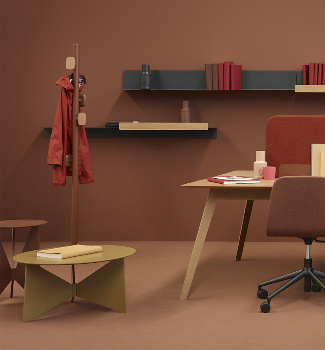 THE_muebles's tweet photo. 5 increíbles productos de la marca Treku en una sola foto:
Zin shelves, Aise desk, Bisell desk chair, Goi coat rack and Hiru coffee tables
📸: @mito.eus ✨: @trekudesign 
#treku #design #designboom #interiordesign #interiordesigner #trend #luxury #lifestyle #furniture #themuebles https://t.co/dxcg0E497I